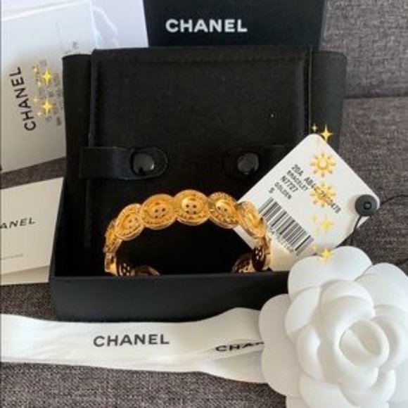 NIB Chanel 20A Paris Button Cuff Bracelet - Picture 12 of 12